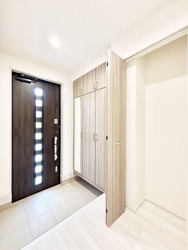 ガラススリットの入った玄関ドアが室内に光を届けてくれます