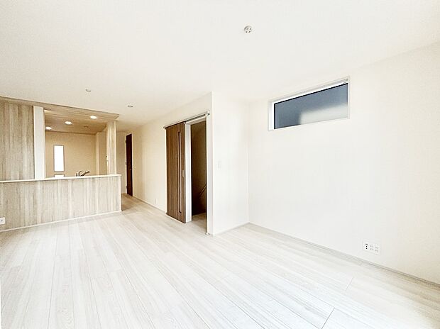 ご家族の賑やかな話し声で包まれる明るいリビング