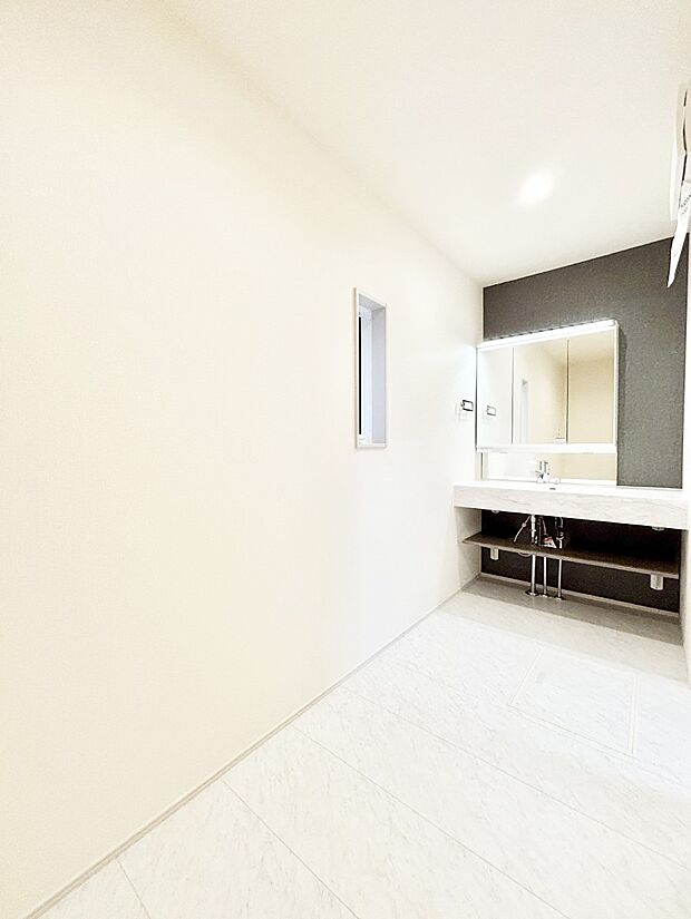 清潔感ある洗面化粧室で朝の身支度も快適