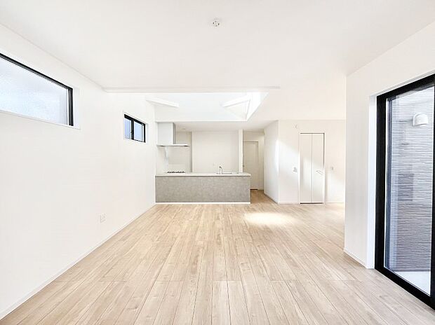 ご家族の賑やかな話し声で包まれる明るいリビング  