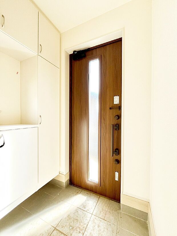 ガラススリットの入った玄関ドアが室内に光を届けてくれます