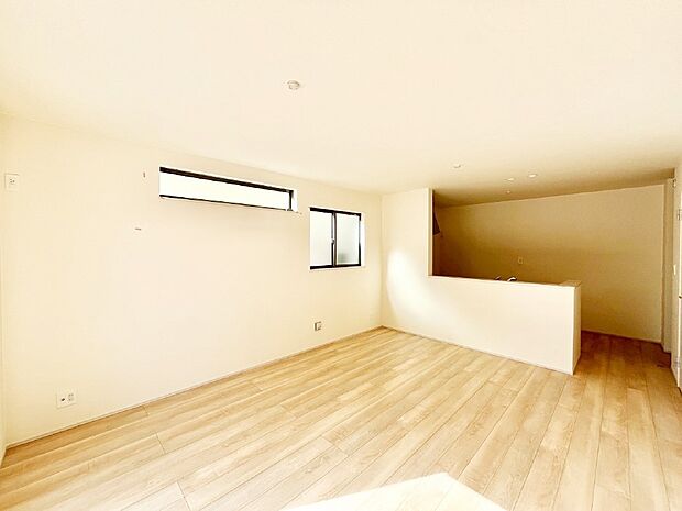 ご家族の賑やかな話し声で包まれる明るいリビング