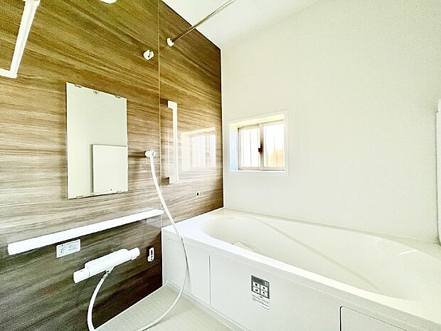 一日の疲れを癒してくれる明るい清潔感のあるバスルーム