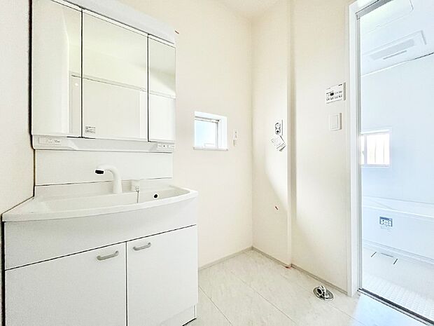 清潔感ある洗面化粧室で朝の身支度も快適