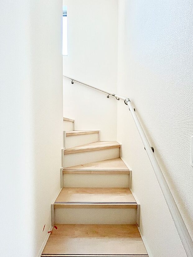 階段は手すり付きなので小さなお子さまやご高齢の方も安心です