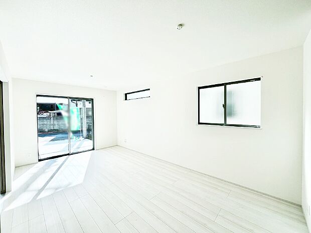 大きな窓からたっぷりの陽光と風を感じられるリビング