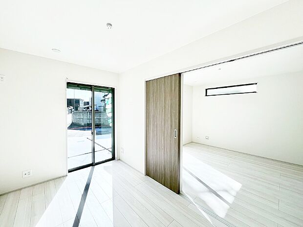 リビング隣接の洋室は個室としても利用できます