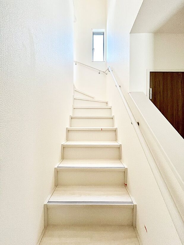 階段は手すり付きなので小さなお子さまやご高齢の方も安心です