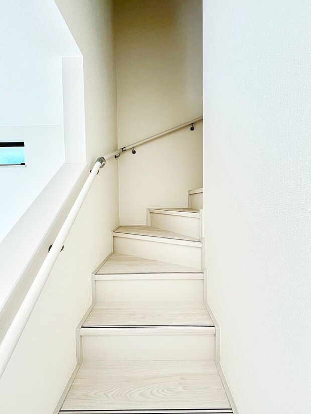 階段は手すり付きなので小さなお子さまやご高齢の方も安心です