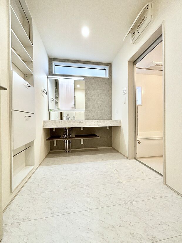 大きく見やすい三面鏡で清潔感ある洗面台は、身だしなみチェックや肌のお手入れにおすすめです。 