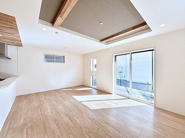 大きな窓からたっぷりの陽光と風を感じられるリビング