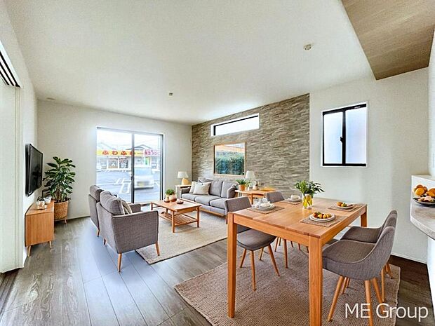 ご家族の賑やかな話し声で包まれる明るいリビング  ※家具はCGです