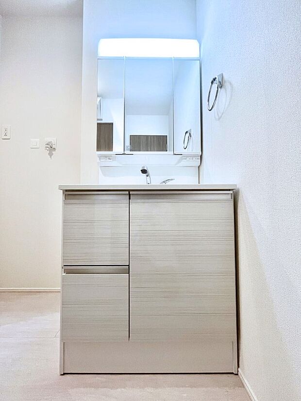 大きく見やすい三面鏡で清潔感ある洗面台は、身だしなみチェックや肌のお手入れにおすすめです。 