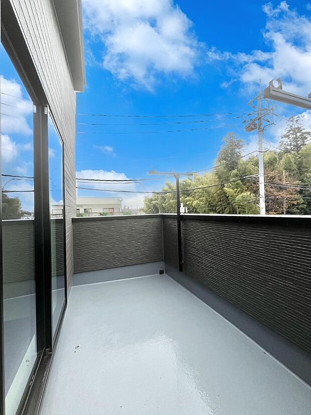 ゆったりバルコニーだから沢山お洗濯ものを干せます。