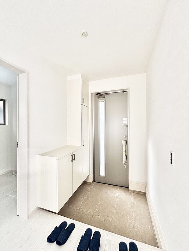 ガラススリットの入った玄関ドアが室内に光を届けてくれます