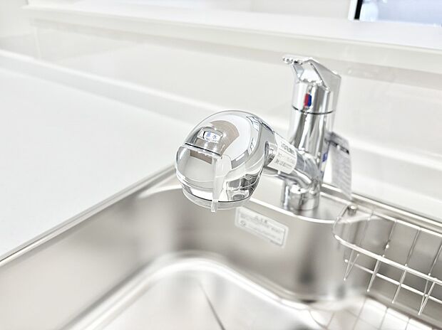 いつでも清潔なおいしいお水を。一つの水栓で水道水と浄水を使い分け。