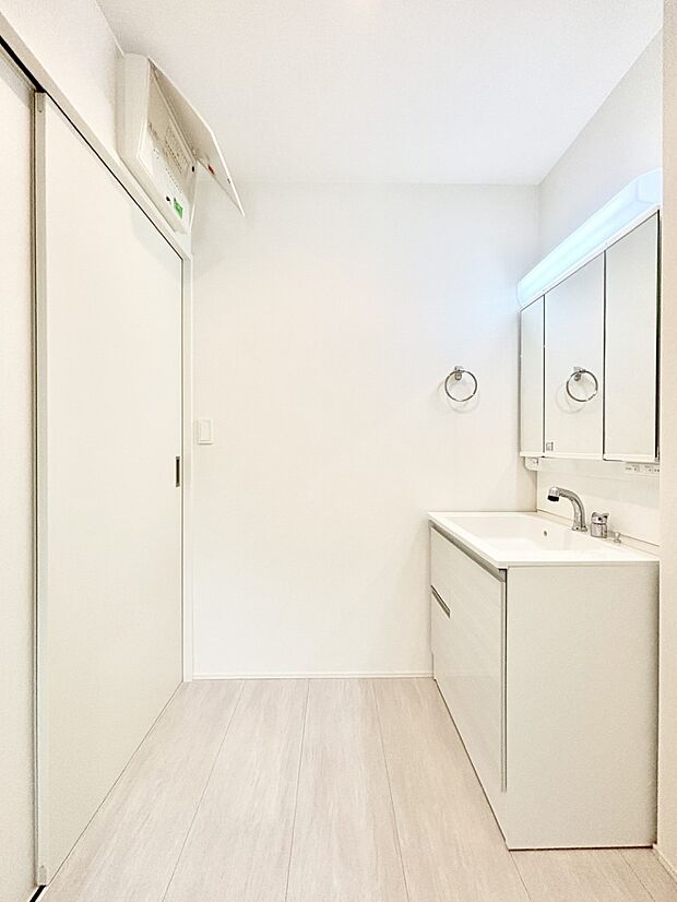 清潔感ある洗面化粧室で朝の身支度も快適