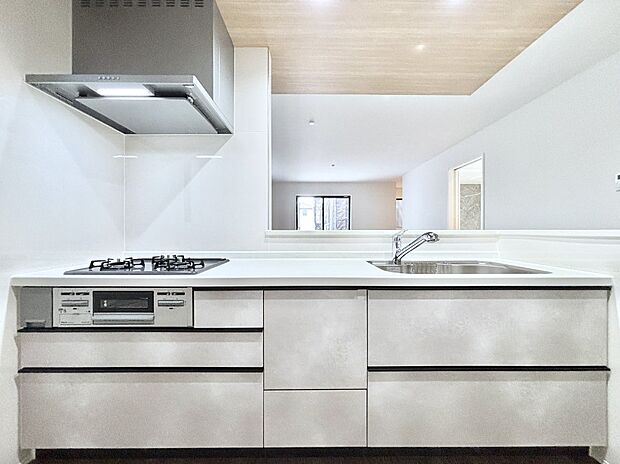 ご家族の賑やかな話し声で包まれる明るいリビング  ※家具はCGです