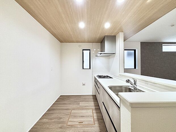 爽やかな風が通り抜けるキッチン。窓があるので明るく換気にも役立ちます。