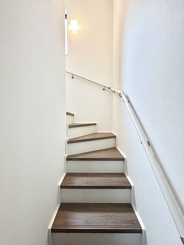安全性を考慮し階段には手すりを設置しています