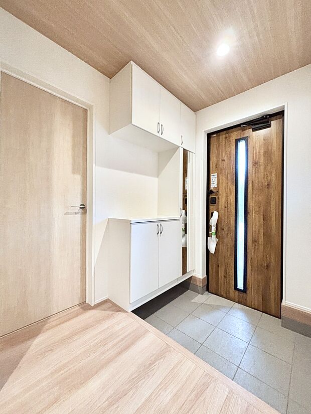 飾り棚を利用して、お越しいただくお客様をおもてなしできます。