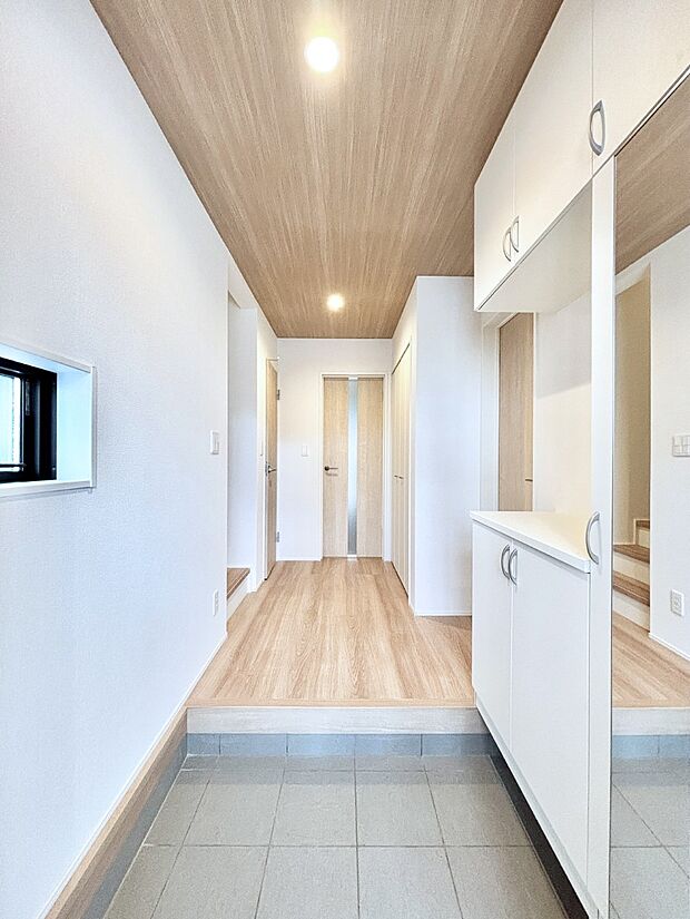 明るい玄関はお客様をお出迎えするのにぴったりです!