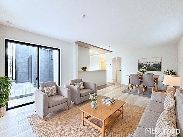 ご家族の賑やかな話し声で包まれる明るいリビング ※家具はCGです