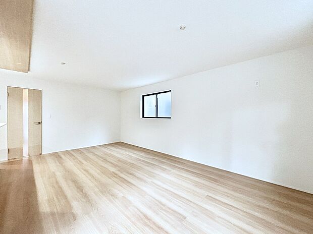 大きな窓からたっぷりの陽光と風を感じられるリビング