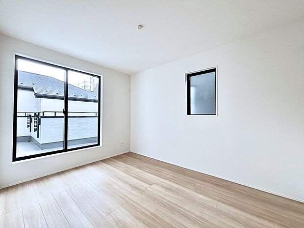 明るいバルコニーサイドに洋室を設置。目覚めの良い寝室に。