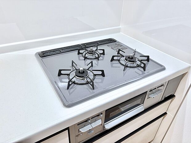 ガスコンロはSiセンサー搭載。火力調節や焦げ付き・消し忘れも防いでくれます。