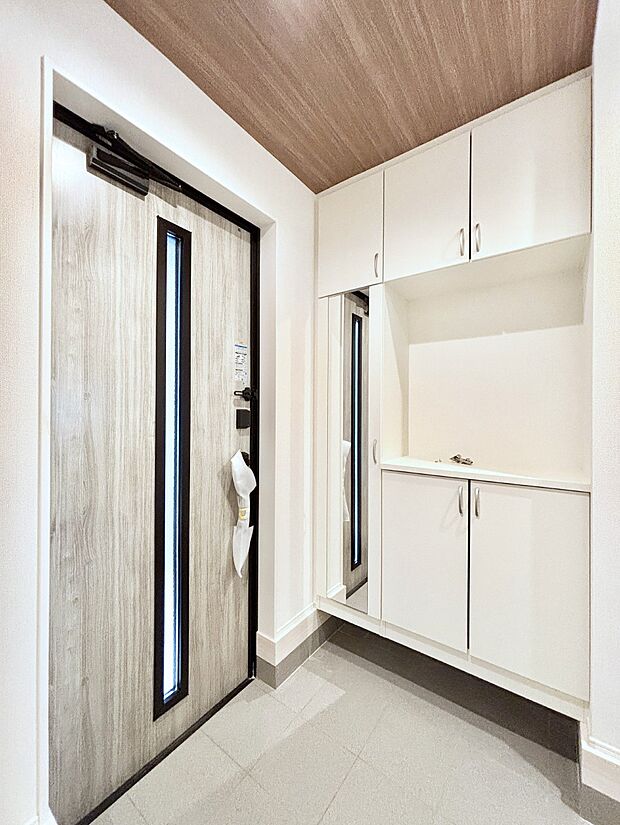 飾り棚を利用して、お越しいただくお客様をおもてなしできます。