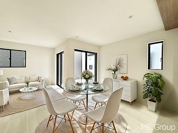 ご家族の賑やかな話し声で包まれる明るいリビング ※家具はCGです