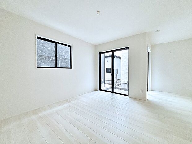 大きな窓からたっぷりの陽光と風を感じられるリビング