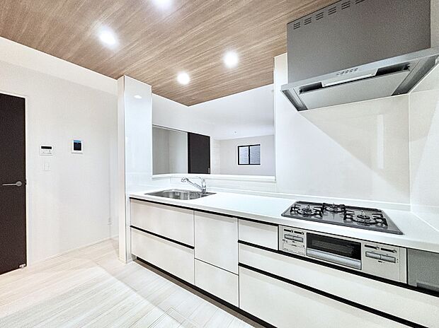 広々とした使い勝手の良いキッチンで日々のお料理も楽しくなりそう