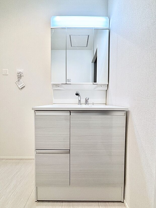 大きく見やすい三面鏡で清潔感ある洗面台は、身だしなみチェックや肌のお手入れにおすすめです。