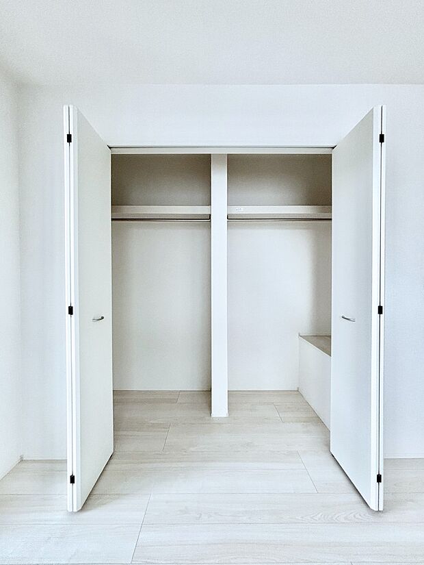 洋室のクローゼット。奥行きがあるので厚手の衣類もすっきり収まります。