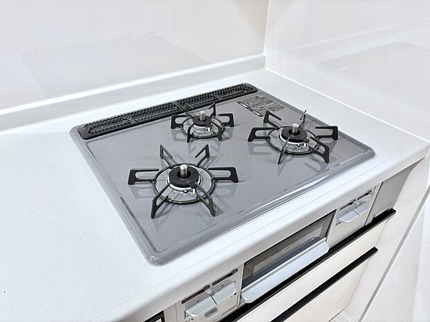 ガスコンロはSiセンサー搭載。火力調節や焦げ付き・消し忘れも防いでくれます。