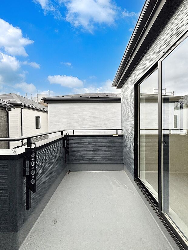 ゆったりバルコニーだから沢山お洗濯ものを干せます。