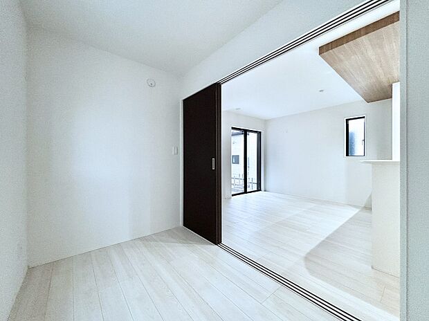 リビングの隣にある洋室。扉を開放して広く利用することも可能です。