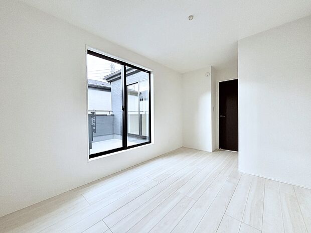 バルコニーが開放感をプラスしてくれる洋室