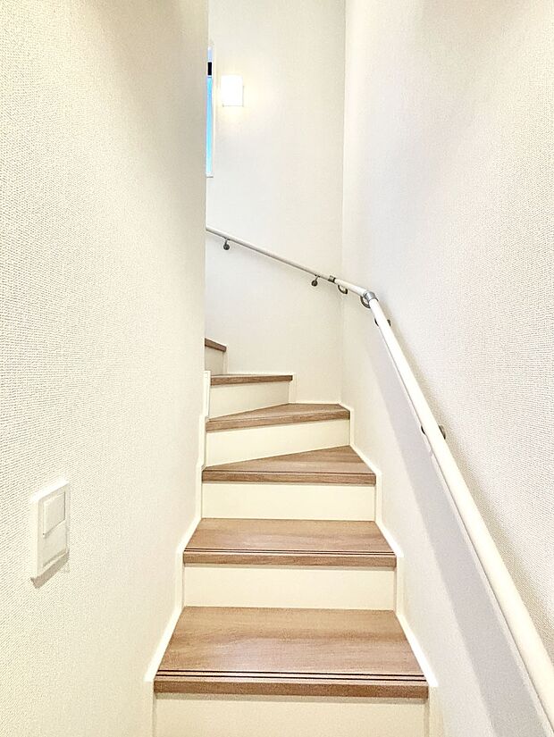 階段は手すり付きなので小さなお子さまやご高齢の方も安心です