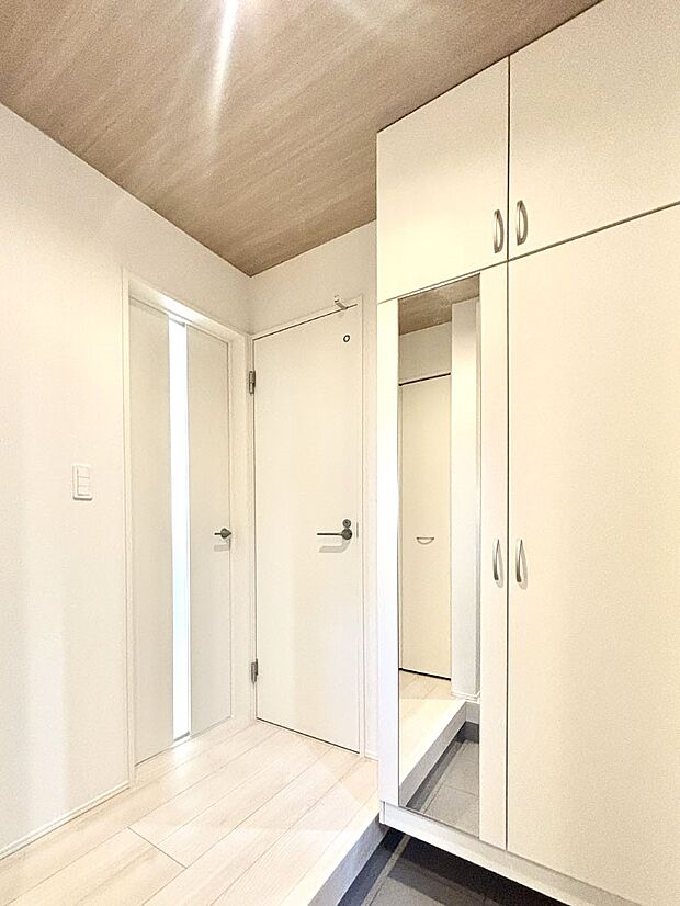 たっぷり収納できるシューズボックスで家族全員の靴も、玄関すっきり。