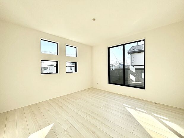 明るいバルコニーサイドに洋室を設置。目覚めの良い寝室に。 