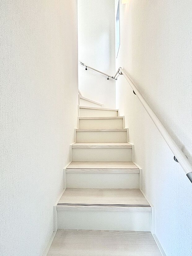 安全性を考慮し階段には手すりを設置しています