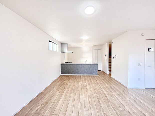 ご家族の賑やかな話し声で包まれる明るいリビング 