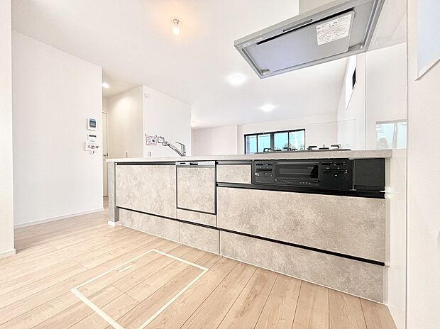 リビングで遊ぶお子様を見守りながらお料理ができる対面キッチン。  