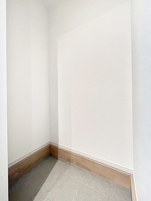 シューズインクローク付き！雨具やベビーカーも置けます。 