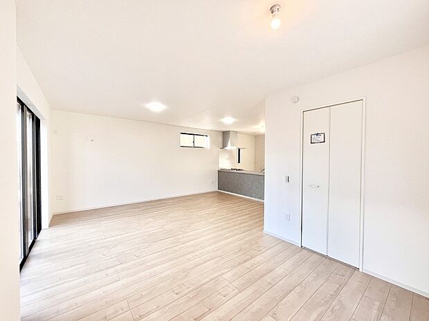 明るい陽光が注ぎ、寛ぎの雰囲気に満たされるダイニング。   