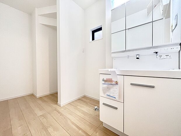 明るい洗面所は毎朝の身支度も楽しくできちゃいそうです。    