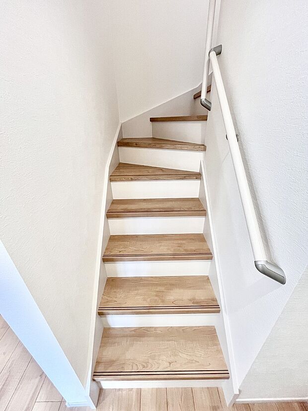 安全性を考慮し階段には手すりを設置しています